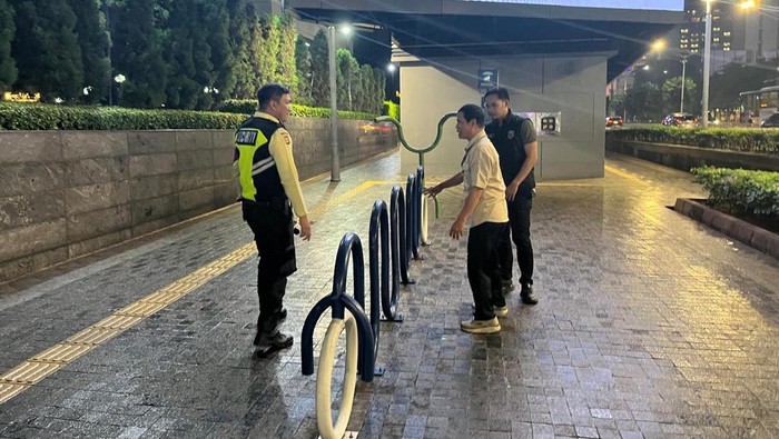 polisi mengecek pencurian sepeda di stasiun mrt setiabudi jaksel 1744768820373 169